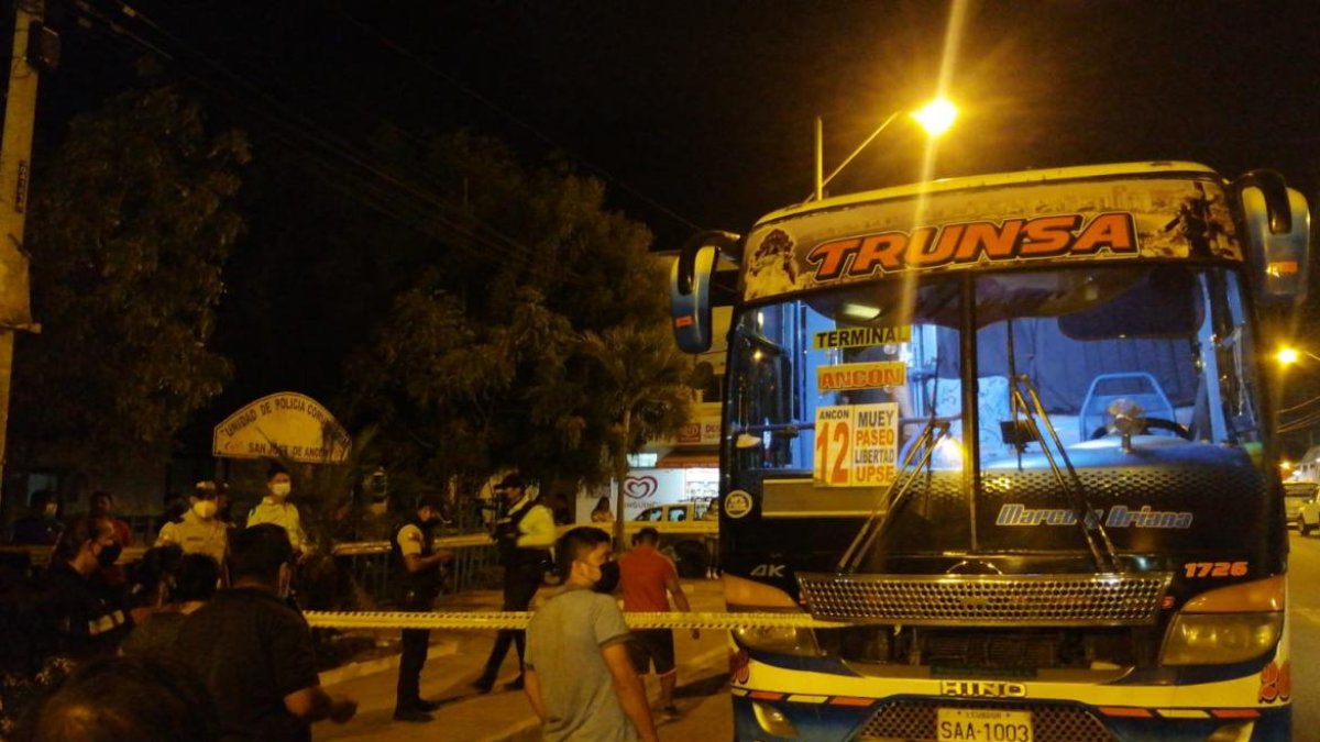 El bus fue acordonado por la Policía para realizar las primeras investigaciones.
