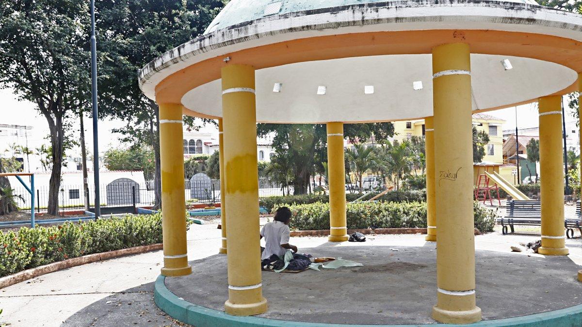 Personas han convertido el parque en su dormitorio