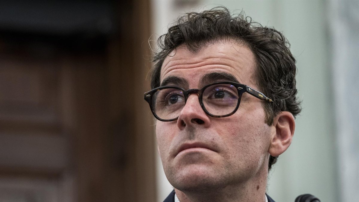 El jefe de Instagram, Adam Mosseri, testifica ante un subcomité del Senado de Estados Unidos en el Capitolio, en Washington (EE.UU.), este 8 de diciembre de 2021.