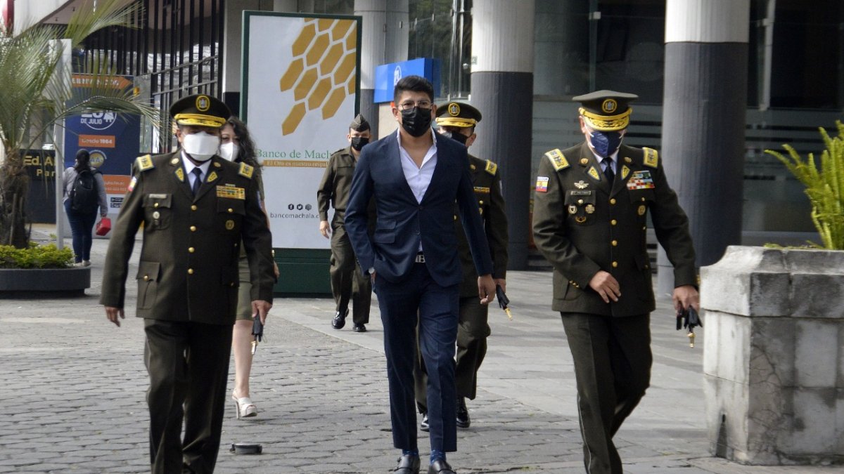 Tres de los cuatro generales de Policía que se beneficiaron de la acción de protección acudieron hoy a la Comandancia.