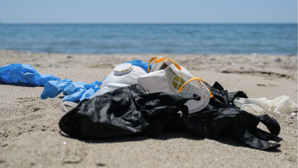 Las mascarillas desechadas suponen un gran riesgo para el medioambiente.