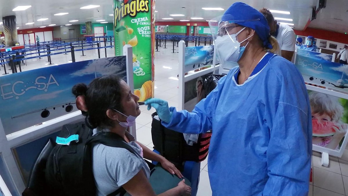 Pasajeros llegan al aeropuerto internacional José Martí y se realizan la prueba PCR para detectar la covid-19, en una fotografía de archivo.