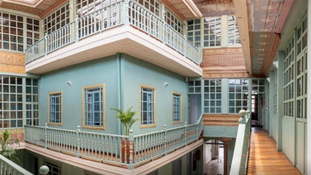 Fotografía cedida por la Bienal de Cuenca que muestra el interior de la Casa Bienal, el 6 de octubre de 2021, en Cuenca (Ecuador).