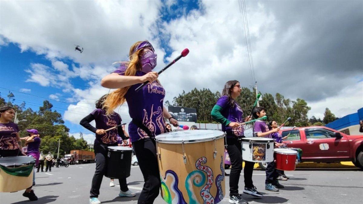 Explotación laboral, discriminación, alta de acceso a educación, salud, alimentos y agua, violencia de género, física y sexual, y trata acechan a las mujeres en Ecuador.