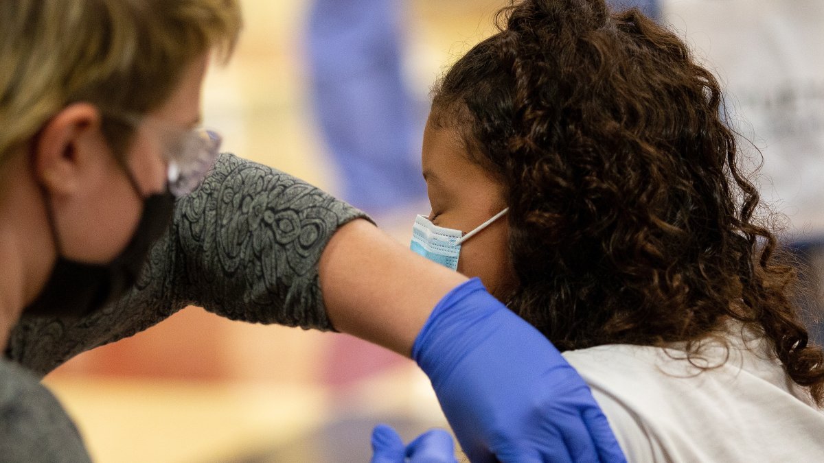 Una persona recibe una dosis de la vacuna de contra la COVID-19, . EFE/CJ Gunther