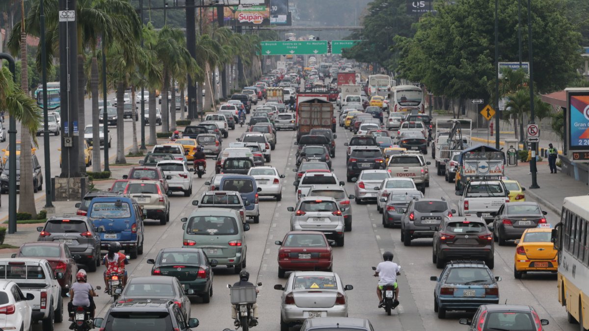 Congestionamiento. Desde temprano, todos los carriles de la Pedro Menéndez Gilbert se llenaron. La fila se extendió por los puentes que unen a Guayaquil con los cantones Samborondón y Durán.