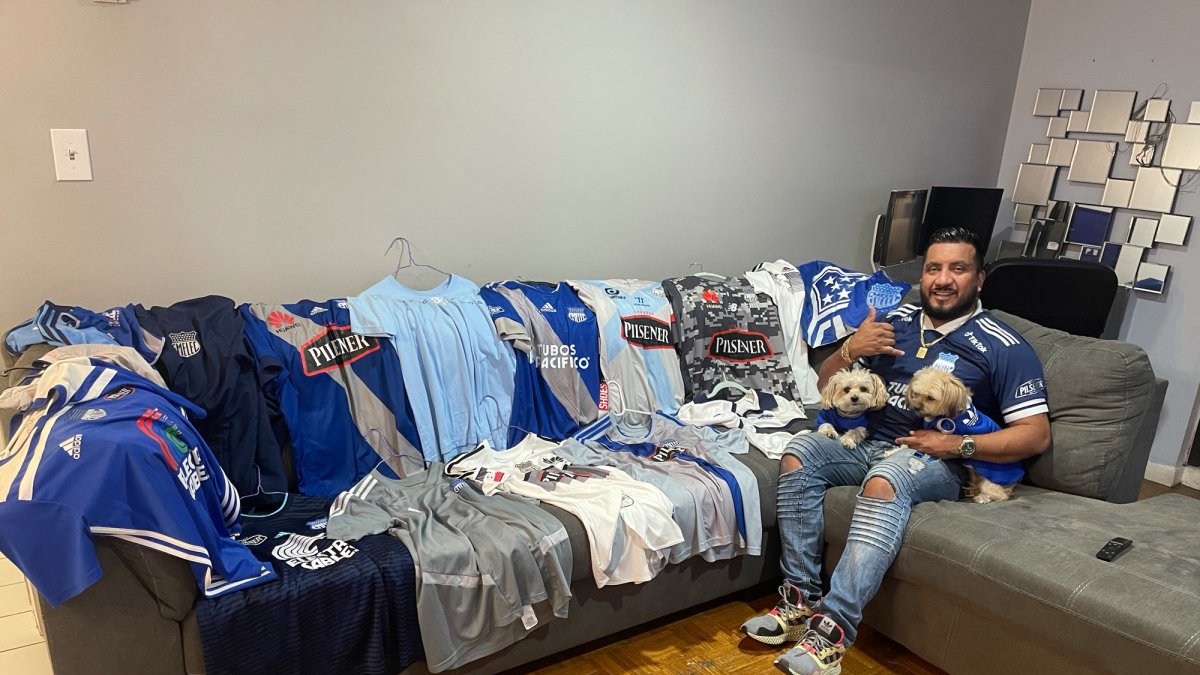 Javier Redrován, hincha de Emelec que tiene una amplia colección de camisetas del Bombillo.