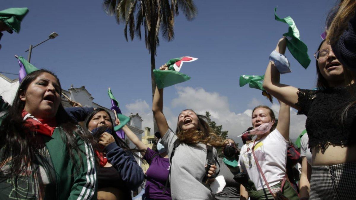 Durante la sesión del pleno de la Asamblea, los grupos que apoyan el proyecto de ley y sus detractores se manifestaron a las afueras del legislativo