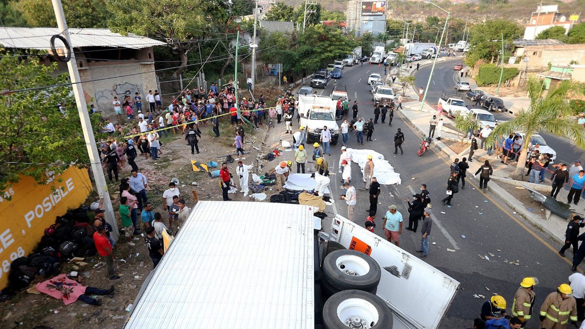 -Rescatistas y autoridades trabajan hoy en la zona del accidente de un camión donde viajaban migrantes, en el municipio Chiapa de Corzo, estado de Chiapas. (México). 