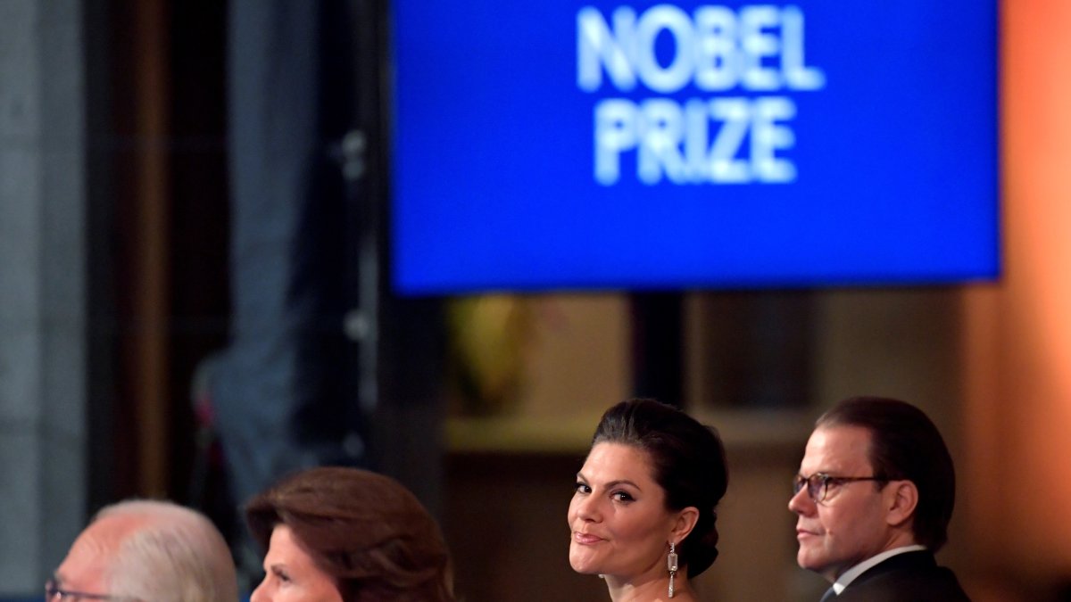 El Rey Carl XVI Gustaf, la Reina Silvia, la princesa Victoria y el príncipe Daniel, durante la ceremonia de entrega de los premios en Suecia.