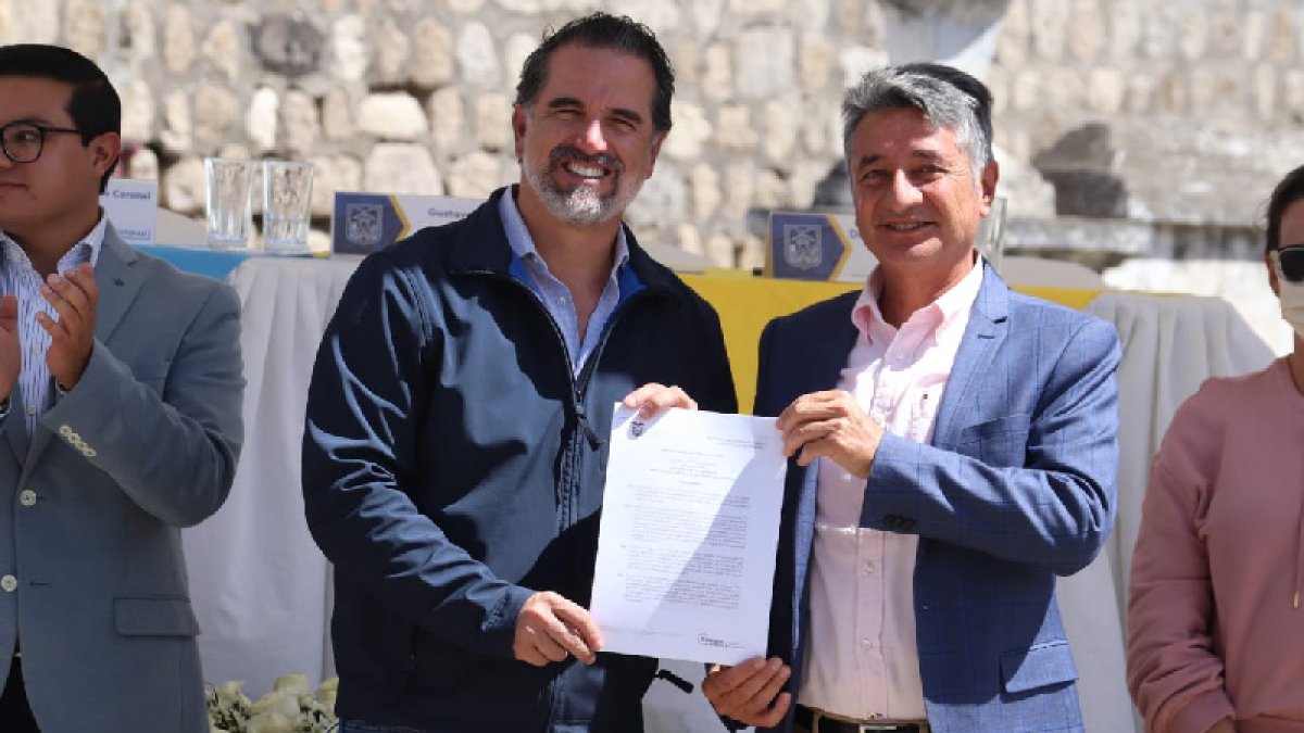 El Ministro de Ambiente, Gustavo Manrique, junto al el alcalde de Latacunga, Byron Cárdenas, durante el evento de declaratoria.