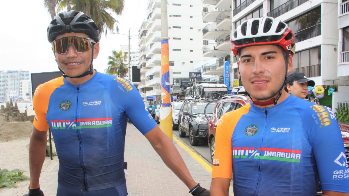 El ciclista de 100% Imbabura, Erick Castaño (i), suma 15 participaciones en la Vuelta al Ecuador.
