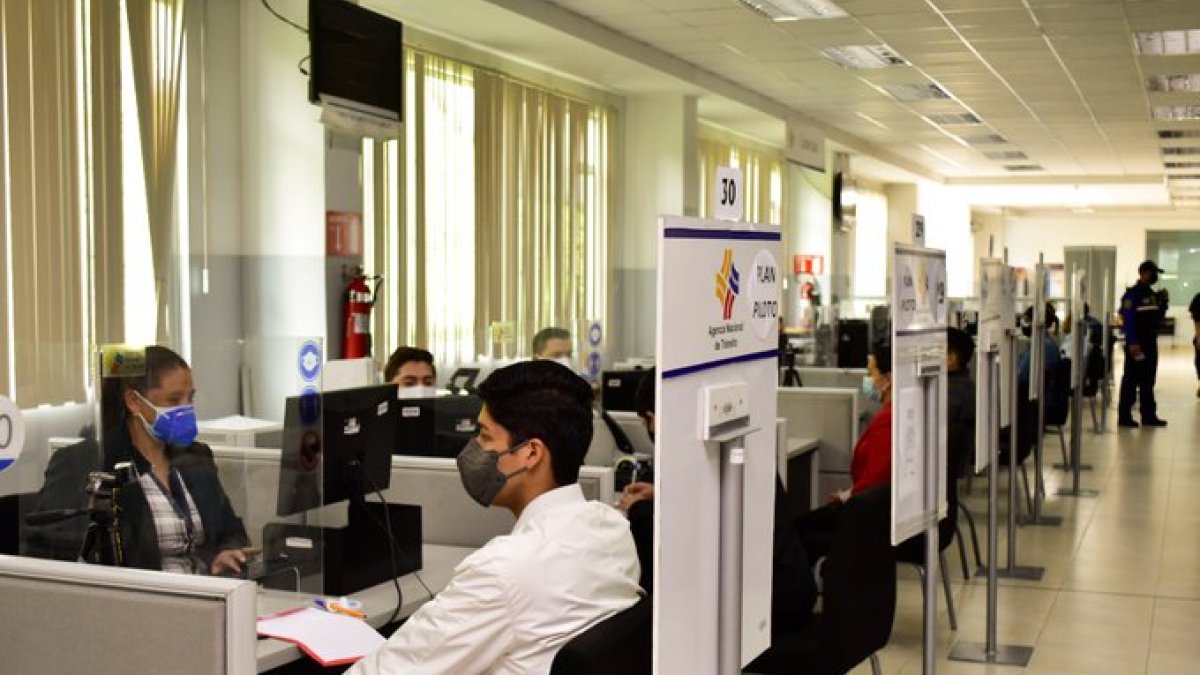 En caso de que una persona necesita hacer un trámite urgente, puede escibir a las redes sociales de la ANT.