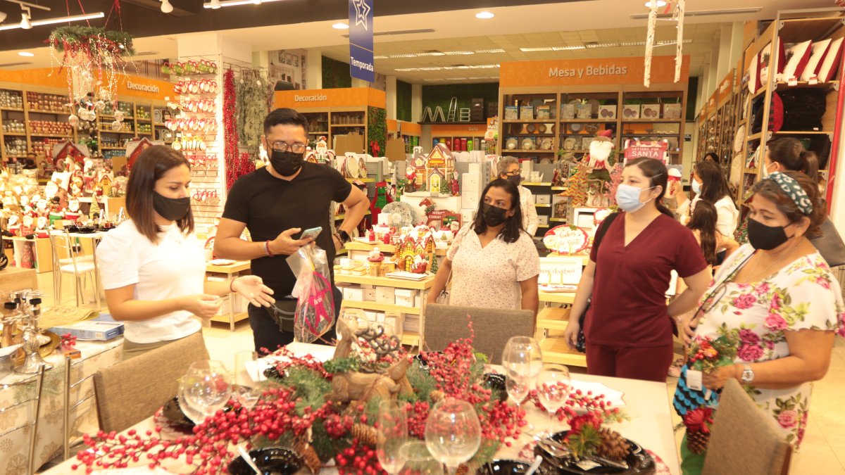 La cena. En el almacén Estuardo Sánchez la diseñadora Adriana Sáenz ofrece a los clientes la decoración de tres mesas a un costo entre los $ 55 y $ 100.