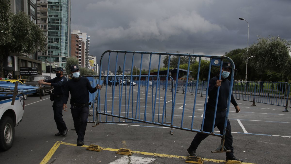 Agentes de tránsito y de control vallaron la zona azul frente a la tribuna en la Av. de los Shyris. 10 de diciembre del 2021.