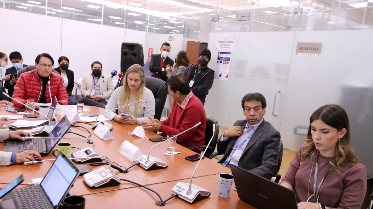 Cuatro legisladores de los nueve miembros de la mesa participaron presencialmente de la sesión en el seno de la comisión legislativa.