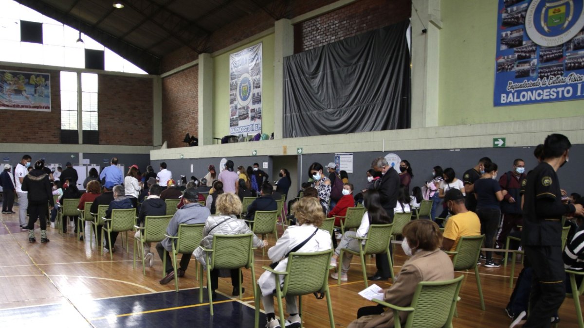 Campaña. Al coliseo de la Universidad Central acudieron decenas de personas para recibir su dosis de vacuna.