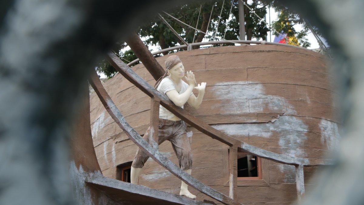 Llegar al escalón 380 de Las Peñas implica arribar al Museo Naval ‘El Fortín del Cerro Santa Ana’. Un sitio histórico y representativo de la ciudad, pero con sus naves despintadas y rotas.