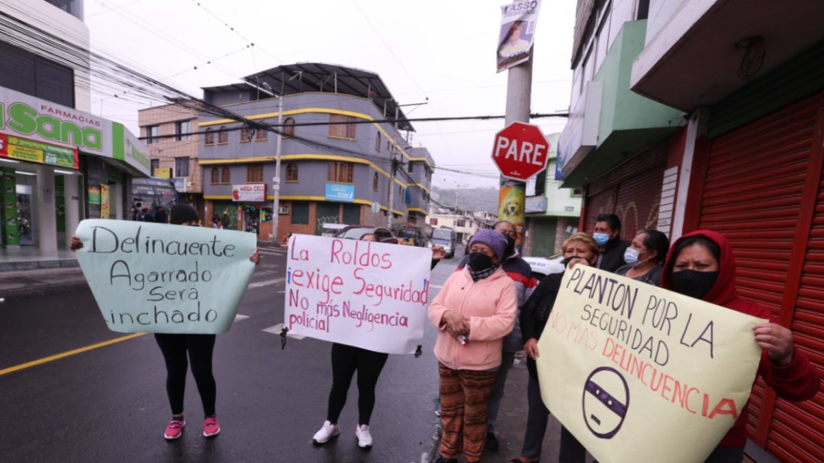 Plantón. Moradores del sector de La Roldós protestaron contra la inseguridad y posible negligencia policial.