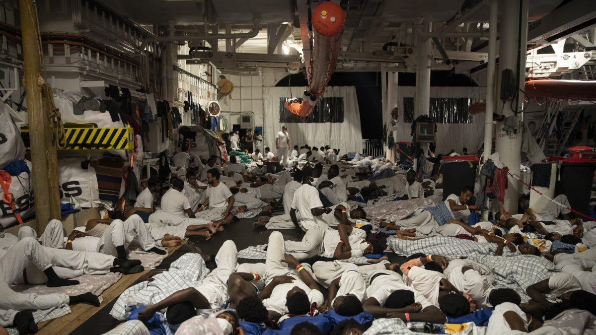 Los migrantes rescatados frente a las costas de Libia que dieron positivo por COVID-19 son aislados a bordo del Geo Barents, un barco de rescate operado por Médicos Sin Fronteras.