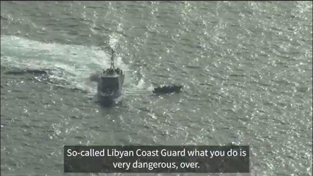 En el video publicado en esta nota se pueden escuchar disparon hacia una embarcación y gritos para que paren.