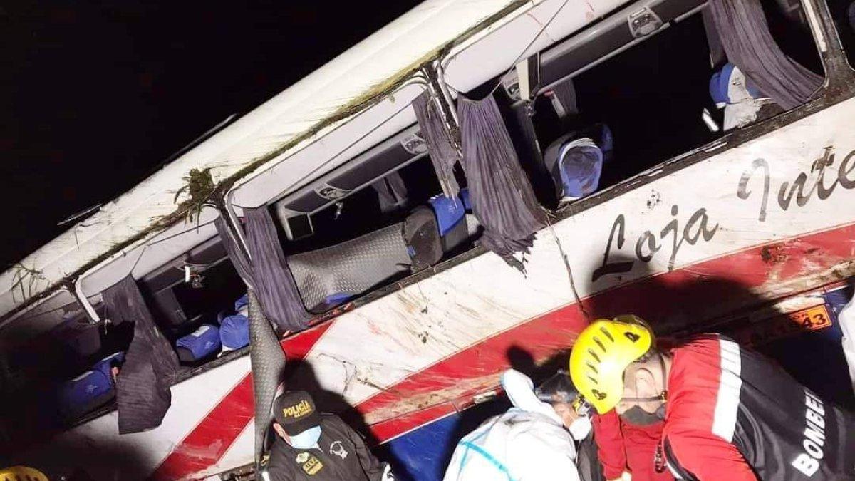 Agentes de tránsito indagan que causó el fatal accidente que dejó también aproximadamente 9 heridos.