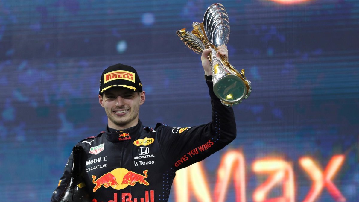 Verstappen gana el Mundial más emocionante en la última vuelta del campeonato.