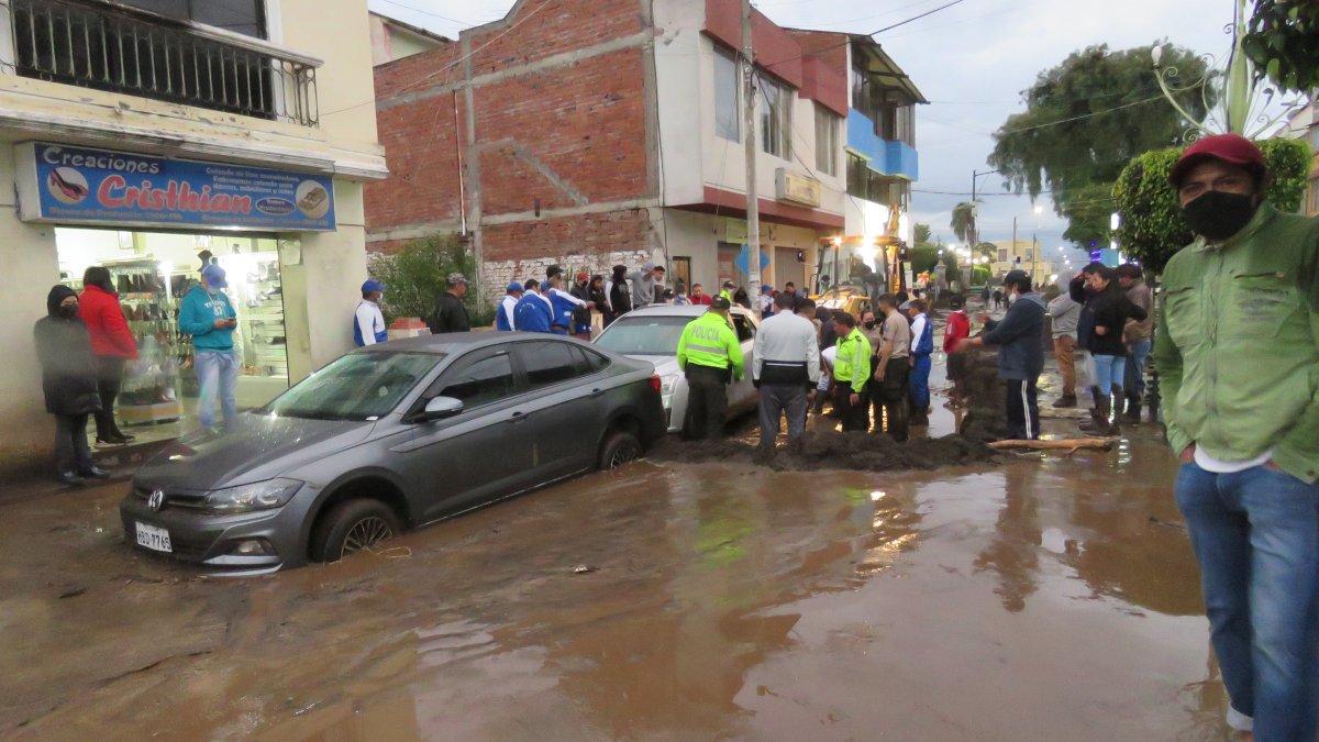Aluvión. La corriente de agua provocó el desplazamiento de autos.