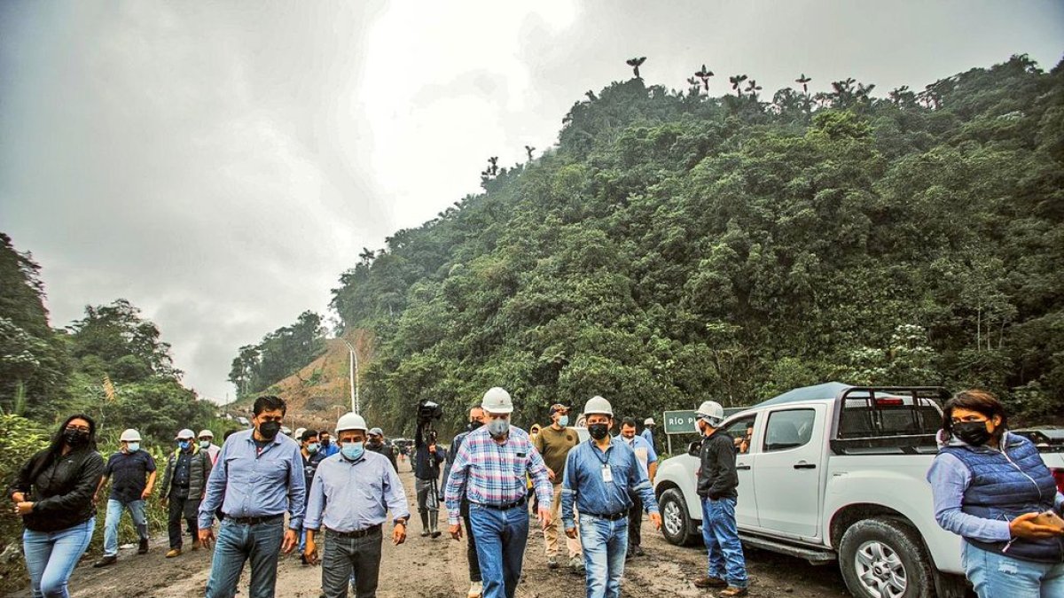 El ministro Cabrera durante un recorrido por la zona afectada.