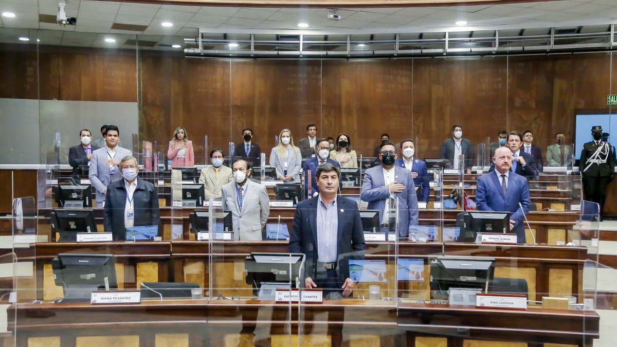 Asamblea. A la vuelta les esperan dos proyectos del Ejecutivo