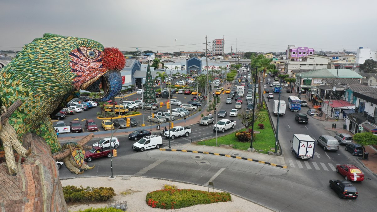 Desde el cielo. Así luce el barrio de la Alborada visto desde un dron.  Aquí se observan las etapas sexta y décima, aledañas a dos centros comerciales.