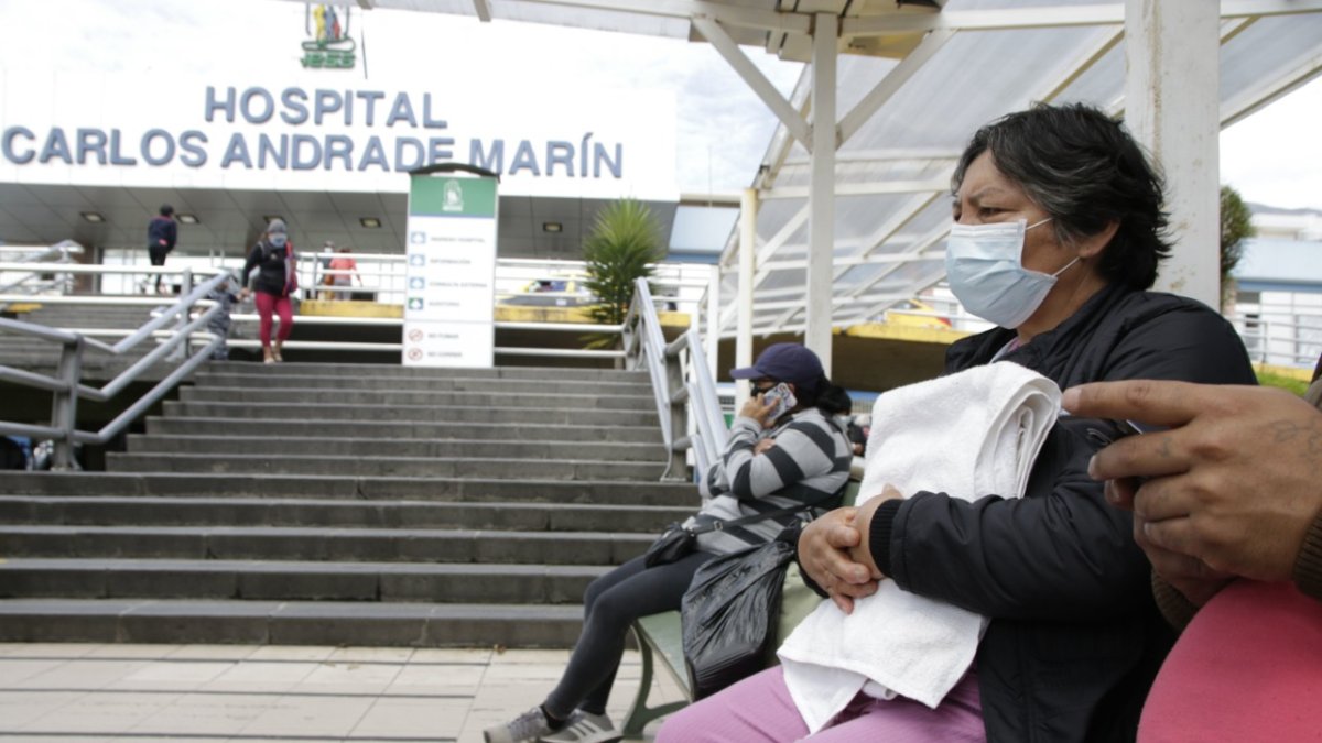 Quito. Los pacientes del Hospital Carlos Andrade Marín se quejan por la falta de medicinas.