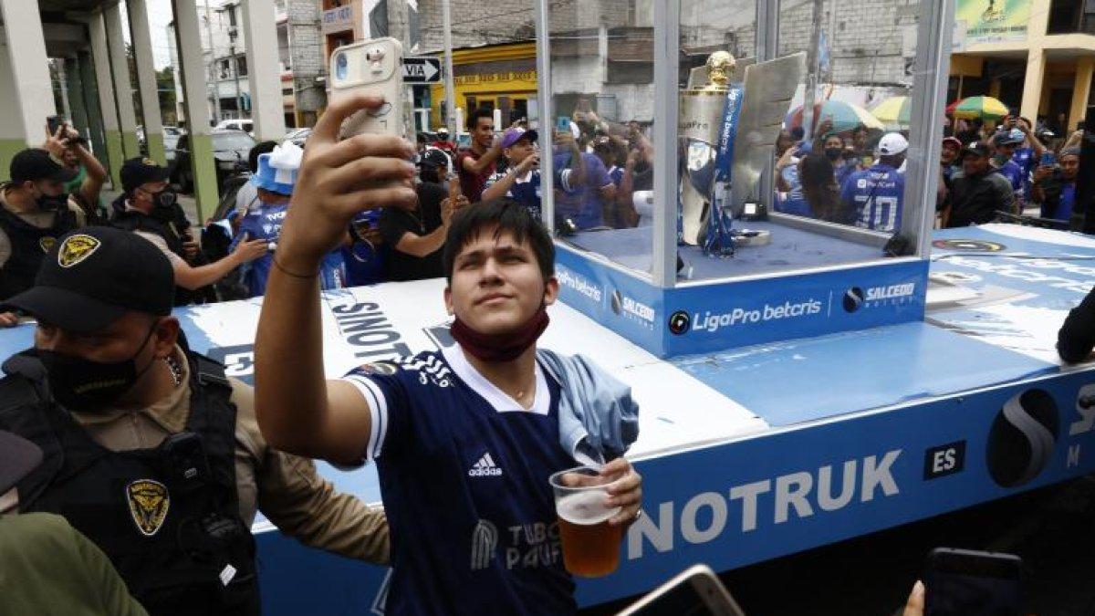Hinchas se tomaron foto con el trofeo de la LigaPro.
