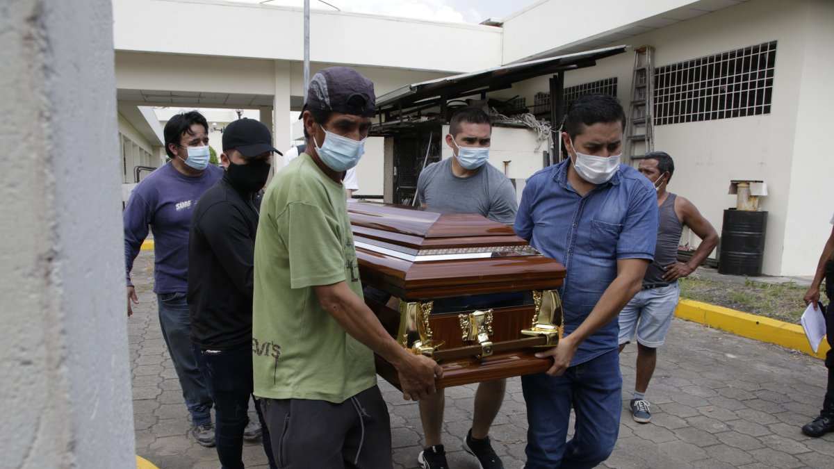 Un bus de la cooperativa Loja fue habilitado para el traslado de los féretros a los distintos sitios de velación.