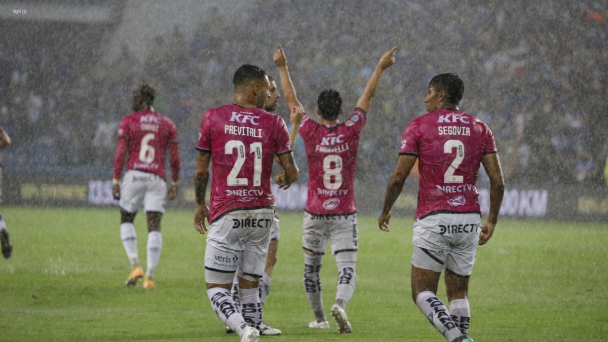 La lluvia no paró durante la primera parte del compromiso y fue clave en varias jugadas del cotejo.