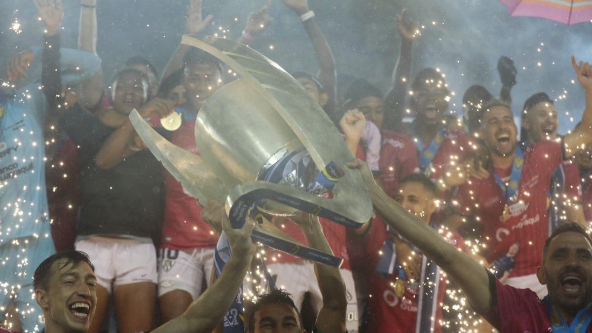 Los jugadores de Independiente del Valle levantaron por primera vez la LigaPro en el año 2021, frente al Club Sport Emelec.