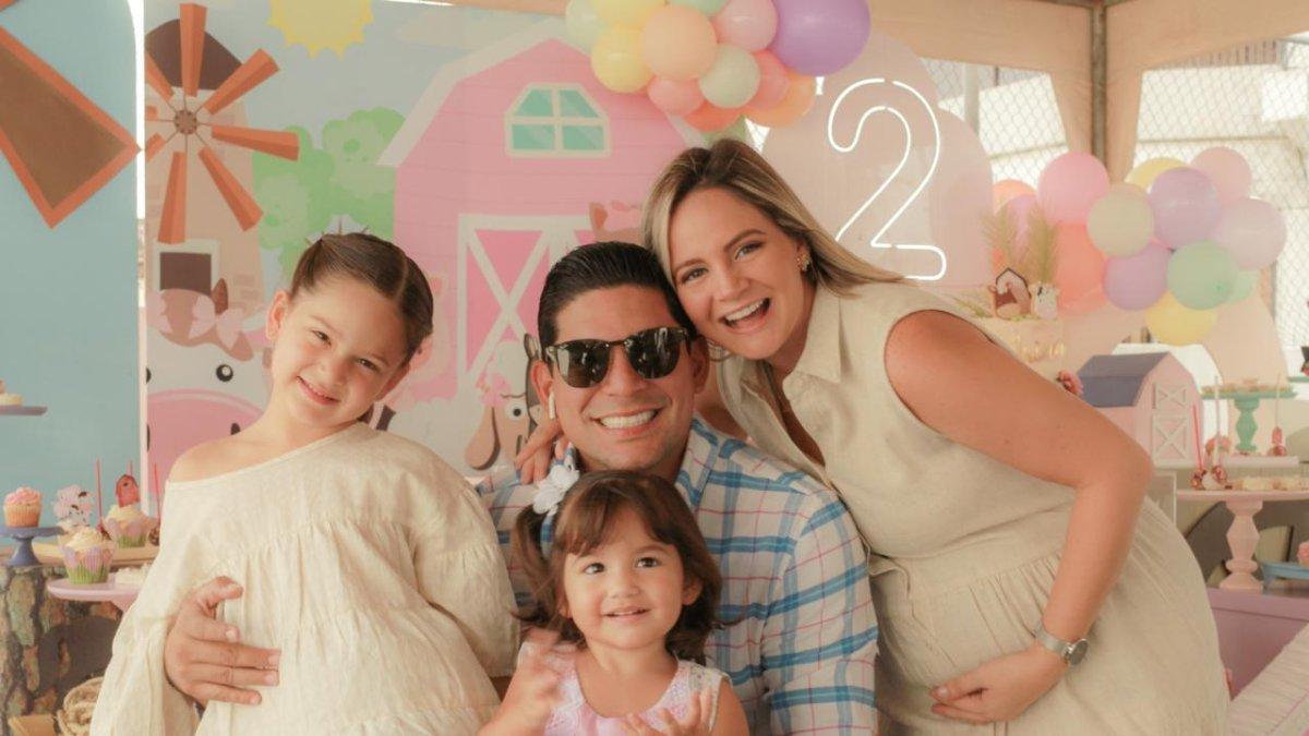 Emilio Pinargote con su esposa Gabriela y sus  hijas Isabella e Irina.