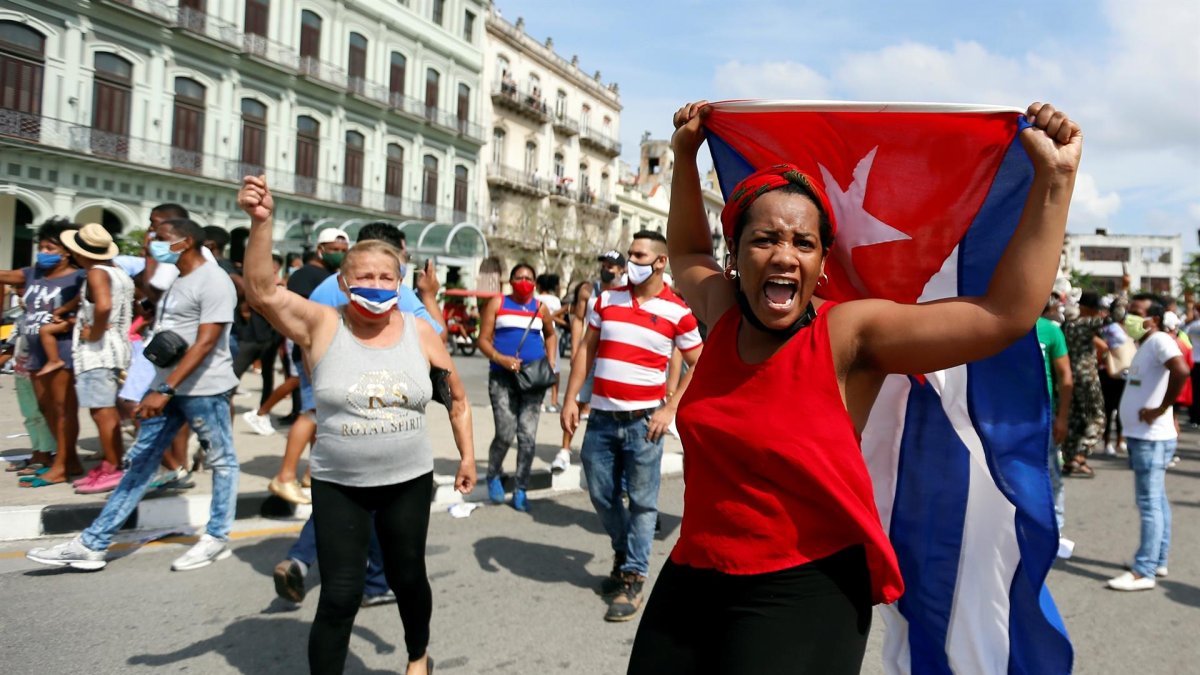 Varias personas manifiestaban su apoyo al gobierno cubano en una calle en La Habana el pasado mes de julio.