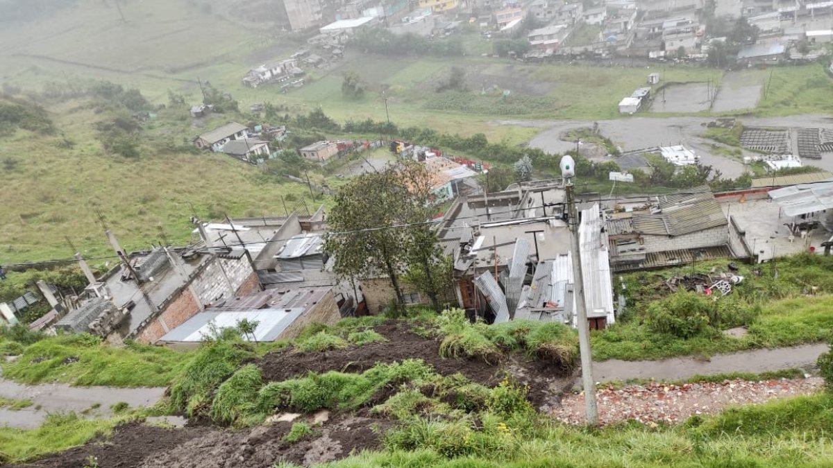 Deslizamiento de de tierra en una calle del sector de Atucucho