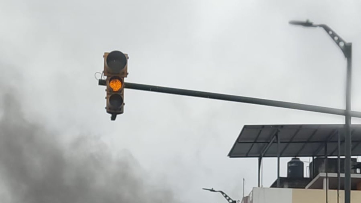El incendio generó tráfico en la zona afectada.