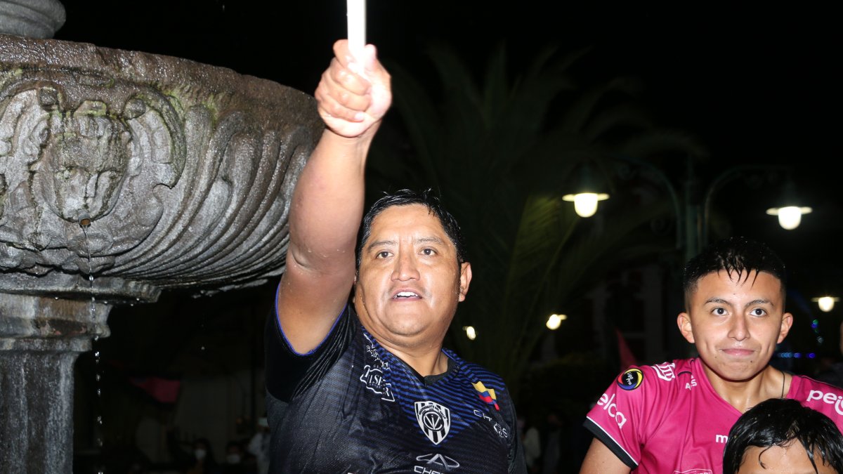 Óscar Lincango festejó el triunfo de su equipo en una pileta.