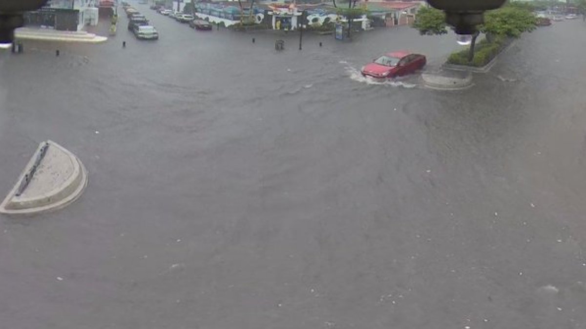 La avenida principal de Urdesa se vio así el domingo a causa del fuerte temporal.