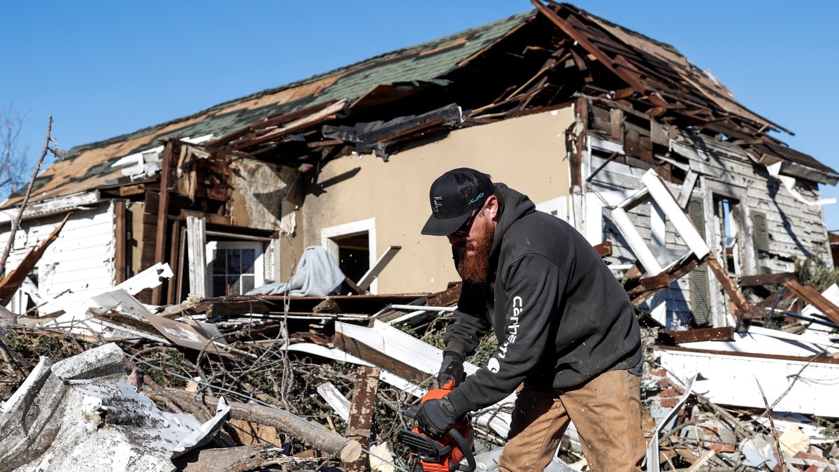 Vista de los escombros que dejó el paso de un tornado en Mayfield, Kentucky (EE.UU.), este 13 de diciembre de 2021