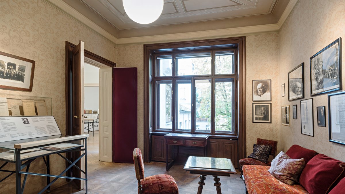 En la sala de espera se aprecia la sala de espera del consultorio del 