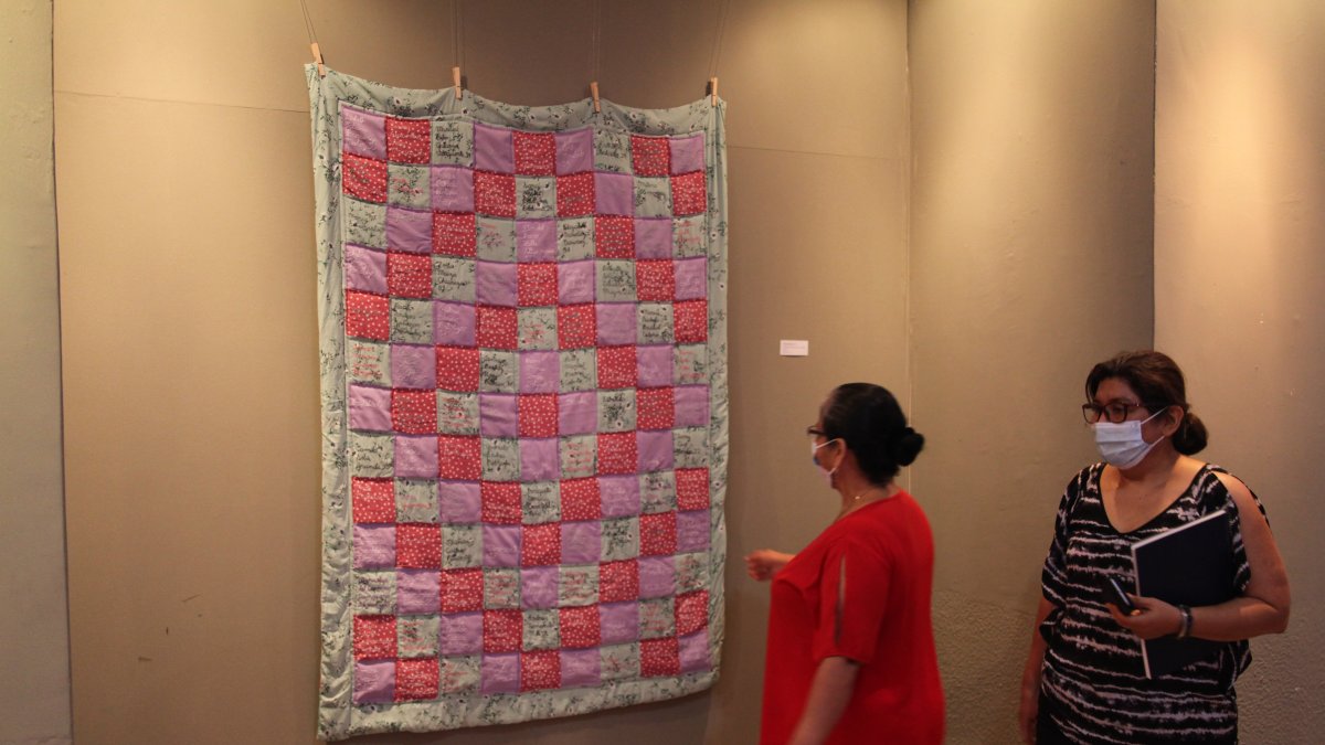 En la manta hay nombres de 118 víctimas de femicidio en 2020 en Ecuador.