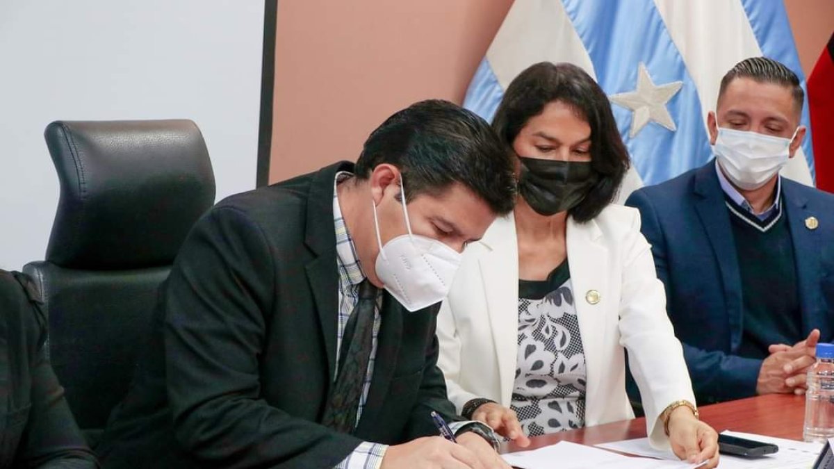 Francisco Morán, rector de la Universidad de Guayaquil, firmó el convenio que durará cinco años.