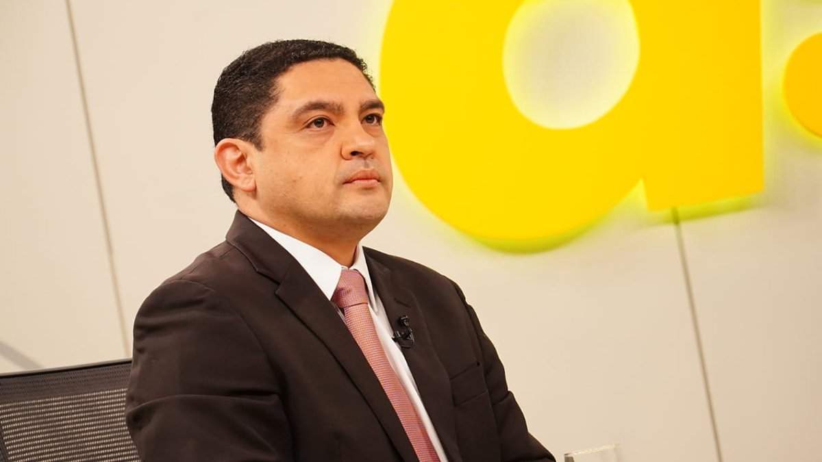 Javier Argueta, asesor jurídico de la Presidencia de El Salvador, instó a funcionarios del Gobierno a demandar a periodistas.