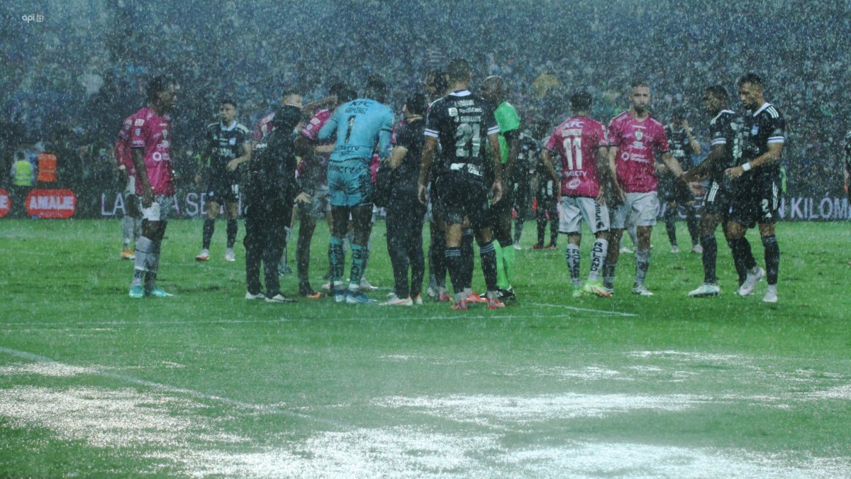 La cancha, a causa de la lluvia, no prestó las condiciones para desarrollar un partido de forma normal.