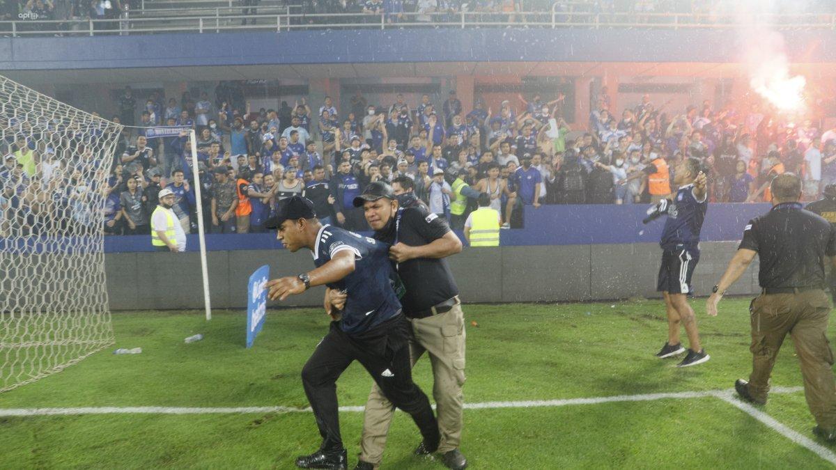 Los hinchas no respetaron todas las normas de bioseguridad exigidas.