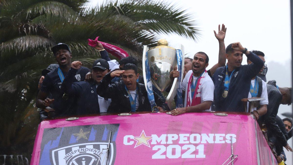Los jugadores de Independiente del Valle realizaron un recorrido por la capital mostrando la copa.